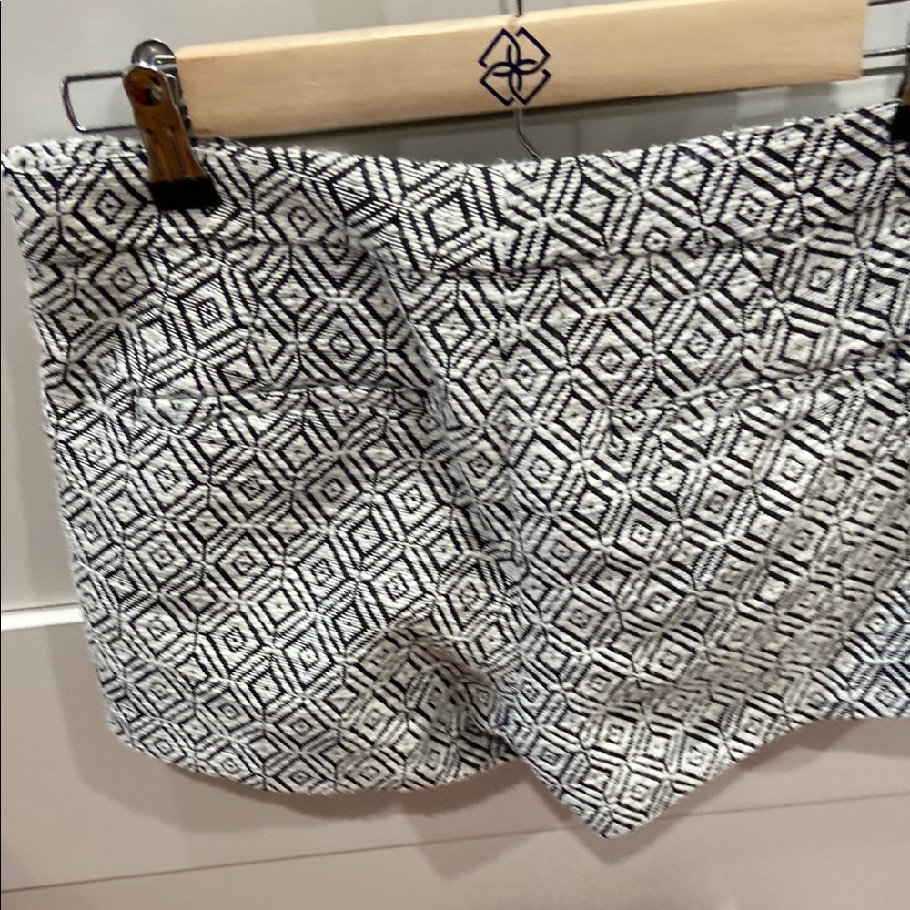Banana Republic Black and White Geometric Bermuda Shorts - Picture 3 of 3